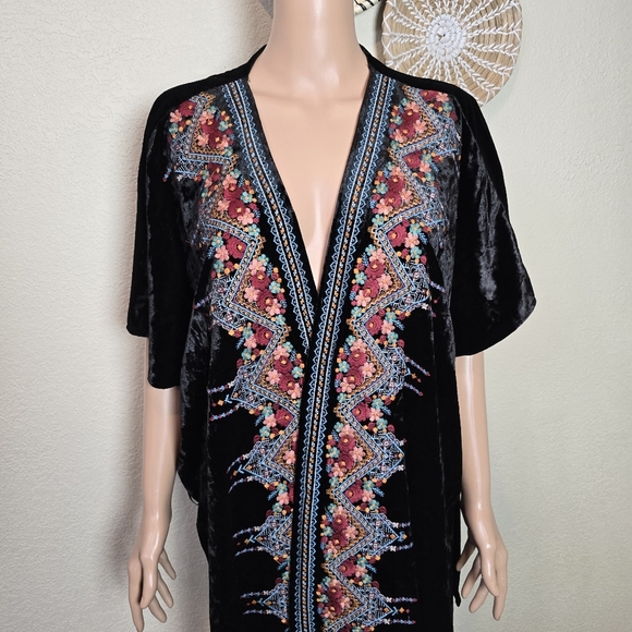 Madeline Sparklestein Embroidered Floral Black Boho Velvet Kimono Top Size M/L - Picture 4 of 15